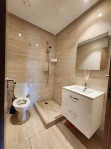 La salle de bains est pourvue de toilettes, d'une douche et d'un lavabo. dans l'établissement Appt vue golf et atlas, à Marrakech
