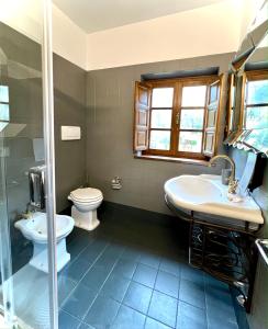 A bathroom at La Sosta in Toscana