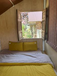 Postel nebo postele na pokoji v ubytování The Burrow Dalat