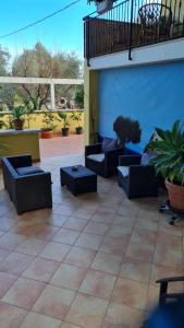 un patio con divani e piante in un edificio di B&B Verdeoliva a Modugno