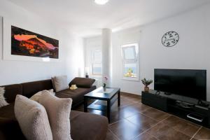 TV a/nebo společenská místnost v ubytování 404 Colina Blanca Vista al Mar y WIFI