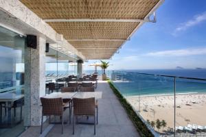 um restaurante com vista para a praia em Windsor Leme Hotel no Rio de Janeiro