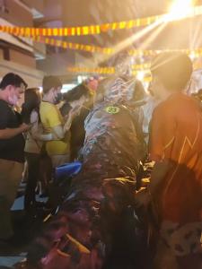 een groep mensen die rond een grote kalkoen staan bij TemporaryHome -susan in Manilla