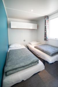 Postel nebo postele na pokoji v ubytování Camping du Sevron