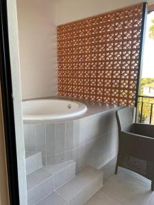 y baño con bañera y silla. en CASA RIVERA DE MORAS en San Luis Soyatlán