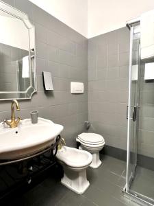 A bathroom at La Sosta in Toscana