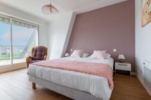 Posteľ alebo postele v izbe v ubytovaní Magnifique maison colorée avec jacuzzi - La Rose des Vents