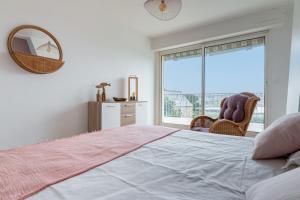 Posteľ alebo postele v izbe v ubytovaní Magnifique maison colorée avec jacuzzi - La Rose des Vents