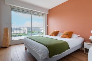 Posteľ alebo postele v izbe v ubytovaní Magnifique maison colorée avec jacuzzi - La Rose des Vents