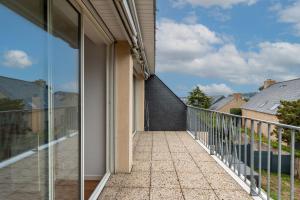 Balkón alebo terasa v ubytovaní Magnifique maison colorée avec jacuzzi - La Rose des Vents