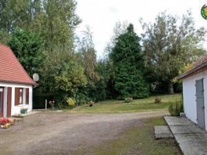 un vialetto che conduce a un cortile con una casa e degli alberi di Maison de campagne avec cheminée, jardin clos et équipements modernes – à Herly - FR-1-376-10 a Herly