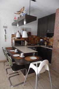una cucina con tavolo, sedie e forno a microonde di Appartement 1964 in Tossens a Tossens