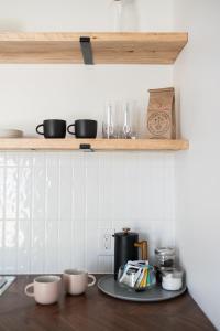 Η κουζίνα ή μικρή κουζίνα στο Downtown Picton 2-Bedroom Boho Suite!