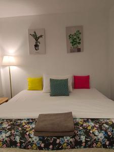 um quarto com 2 camas e almofadas coloridas em Navara Resort 