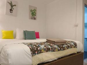 Un dormitorio con una cama con almohadas de colores. en Navara Resort, 