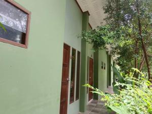 un pasillo de una casa con paredes verdes en Navara Resort, 