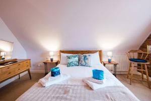 een slaapkamer met een bed met twee blauwe dozen erop bij Beachcombers in Kent