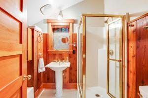 Gallery image of Agate Point Lodge II in Agate Point
