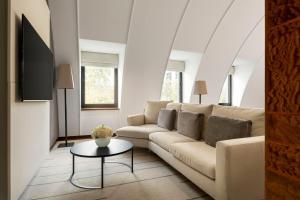 - un salon avec un canapé et une table dans l'établissement COMO The Halkin, à Londres