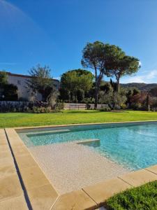 uma piscina no meio de um quintal com árvores em Tenuta Santa Caterina em Portoferraio