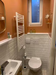 een badkamer met een wit toilet en een wastafel bij Villa Antonio - Bow-window balcon vue mer Appartement 1 chambre in Mers-les-Bains