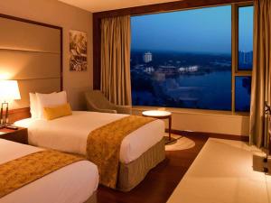 Postel nebo postele na pokoji v ubytování Crowne Plaza Kochi by IHG