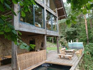 uma casa com um deque de madeira e uma piscina em Mountain Lodge Azzy, surrounded by Ultimate Peace! em Valašské Klobouky