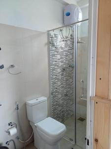 y baño con aseo y ducha acristalada. en Villa sierra sky, en Ambawela