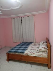 Gulta vai gultas numurā naktsmītnē Remarkable 2-Bed Apartment in Afienya Ghana