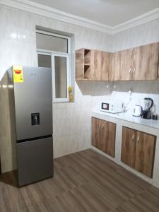 Virtuve vai virtuves zona naktsmītnē Remarkable 2-Bed Apartment in Afienya Ghana