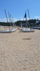 eine Reihe von Booten auf einem Sandstrand in der Unterkunft CARPE DIEM - La Villa des Vacances in Soustons
