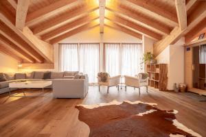 sala de estar con sofá y mesa en Chalet Talisman, en Zermatt