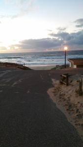 einen Strand mit Straßenbeleuchtung und dem Meer in der Unterkunft CARPE DIEM - La Villa des Vacances in Soustons + 38 Fotos