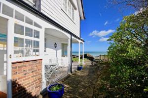 uma casa branca com um pátio com vista para o oceano em Victory at Cliffe em Kingsdown