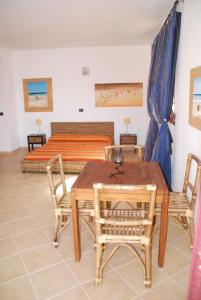 a room with a table and chairs and a bed at Oleandro Ocean Apartment in Santa Maria