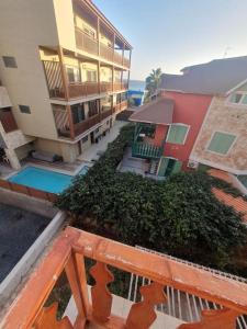 an aerial view of a building with a swimming pool at Oleandro Ocean Apartment in Santa Maria