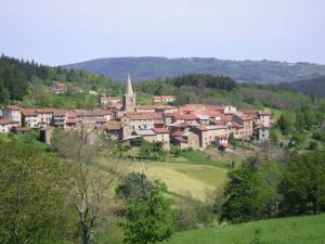 une petite ville sur une colline avec une église dans l'établissement Gîte Saint-Didier-sur-Rochefort, 3 pièces, 4 personnes - FR-1-496-12, à Saint-Didier-sur-Rochefort