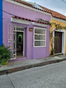 una casa púrpura al lado de una calle en Casa Rebecca 39-41, en Cartagena de Indias