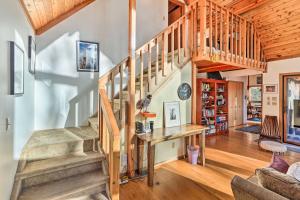 una escalera en una sala de estar con techo de madera en Berkshires Cabin 2 Mi to Appalachian Trail! en Otis