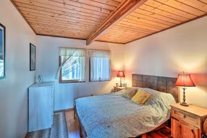 1 dormitorio con cama y techo de madera en Berkshires Cabin 2 Mi to Appalachian Trail! en Otis