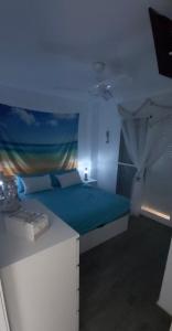 Un dormitorio con una cama con un visor azul en Apartamento Geminis, en La Manga del Mar Menor