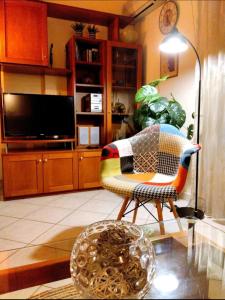 una silla en una sala de estar con lámpara en SKG- like home, en Tesalónica