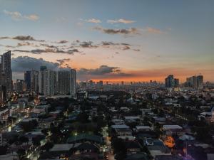 een skyline van de stad bij zonsondergang met hoge gebouwen bij TemporaryHome -susan in Manilla