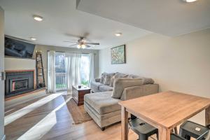 Lovely Iowa City Townhome about 3 Mi to Dtwn!