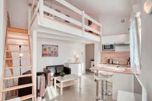 uma cozinha e sala de estar com uma cama alta em Le 101 - Studio avec mezzanine à 20 min à pied Gare St-Charles em Marselha