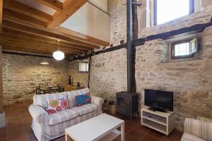 - un salon avec un canapé et une cheminée dans l'établissement Casa Palacio de Mave, à Mave