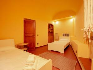 En eller flere senger på et rom på Apartment San Felice by Interhome