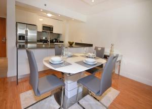 Kuchyň nebo kuchyňský kout v ubytování LUXURY CONDO LOCATED iN THE HEART OF MIAMI