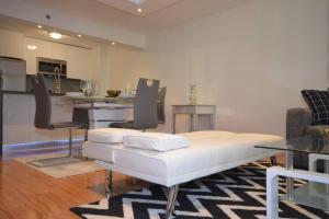 Kuchyň nebo kuchyňský kout v ubytování LUXURY CONDO LOCATED iN THE HEART OF MIAMI