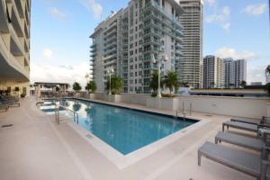 Bazén v ubytování LUXURY CONDO LOCATED iN THE HEART OF MIAMI nebo v jeho okolí